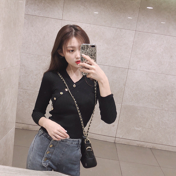 Μοντέρνα γυναικεία μπλούζα σε τρία χρώματα με διακοσμητικά κουμπιά