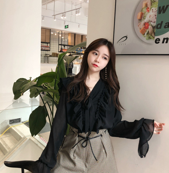 Κομψή γυναικεία μπλούζα με φαρδιά μανίκια σε μαύρο χρώμα