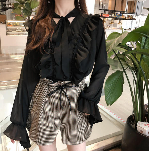 Κομψή γυναικεία μπλούζα με φαρδιά μανίκια σε μαύρο χρώμα