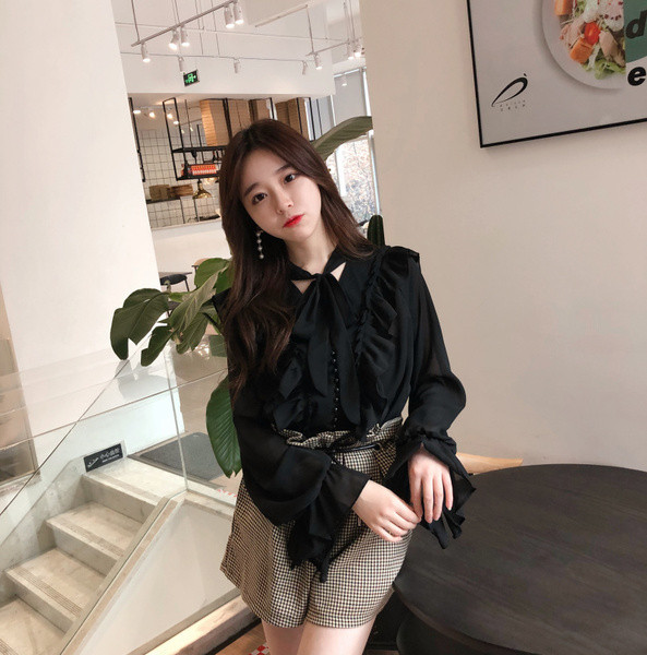 Κομψή γυναικεία μπλούζα με φαρδιά μανίκια σε μαύρο χρώμα