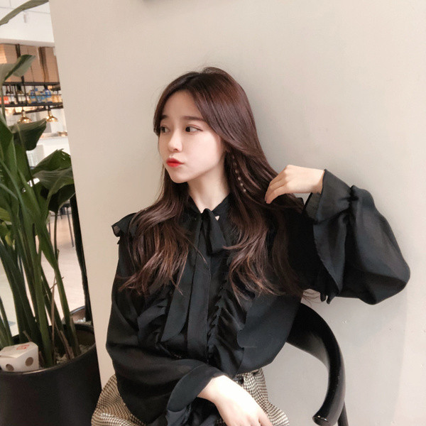 Κομψή γυναικεία μπλούζα με φαρδιά μανίκια σε μαύρο χρώμα