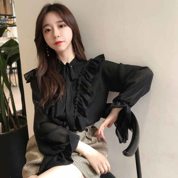Κομψή γυναικεία μπλούζα με φαρδιά μανίκια σε μαύρο χρώμα