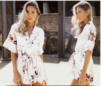 Μοντέρνες γυναικείες φόρμες για το καλοκαίρι με φυτικά μοτίβα σε λευκό χρώμα
