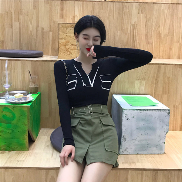 Καθημερινή γυναικεία μπλούζα με διακοσμητικές τσέπες σε δύο χρώματα