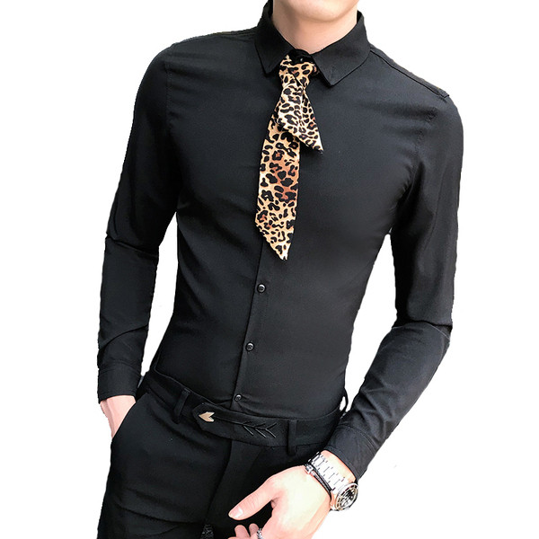 Cămașă bărbătească actuală model Slim cu eșarfă leopard în alb-negru