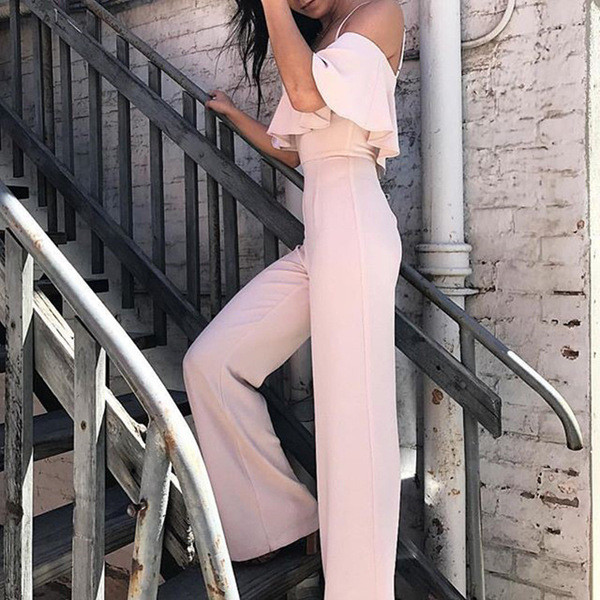 Μοντέρνες γυναικείες φόρμες σε λευκό, μαύρο και κόκκινο χρώμα