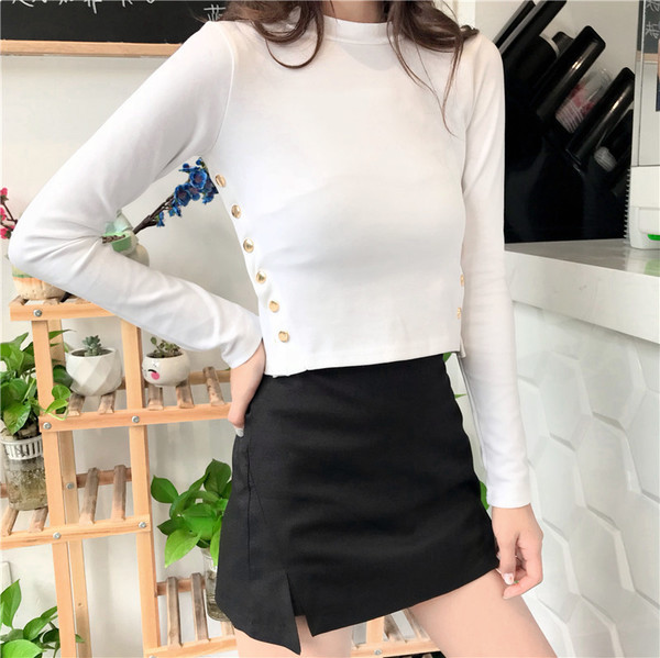 Μοντέρνα γυναικεία κοντή μπλούζα με πλευρικά κουμπιά