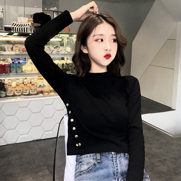 Μοντέρνα γυναικεία κοντή μπλούζα με πλευρικά κουμπιά