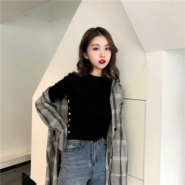 Μοντέρνα γυναικεία κοντή μπλούζα με πλευρικά κουμπιά