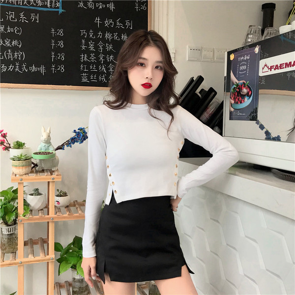 Μοντέρνα γυναικεία κοντή μπλούζα με πλευρικά κουμπιά