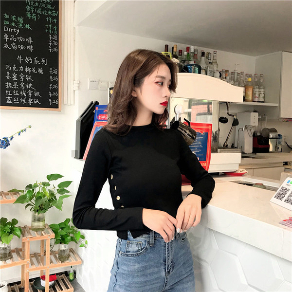 Μοντέρνα γυναικεία κοντή μπλούζα με πλευρικά κουμπιά