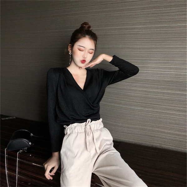 Κομψή γυναικεία μπλούζα με βαθύ λαιμόκοψη σε δύο χρώματα