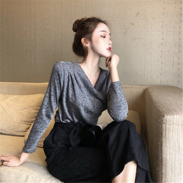 Κομψή γυναικεία μπλούζα με βαθύ λαιμόκοψη σε δύο χρώματα