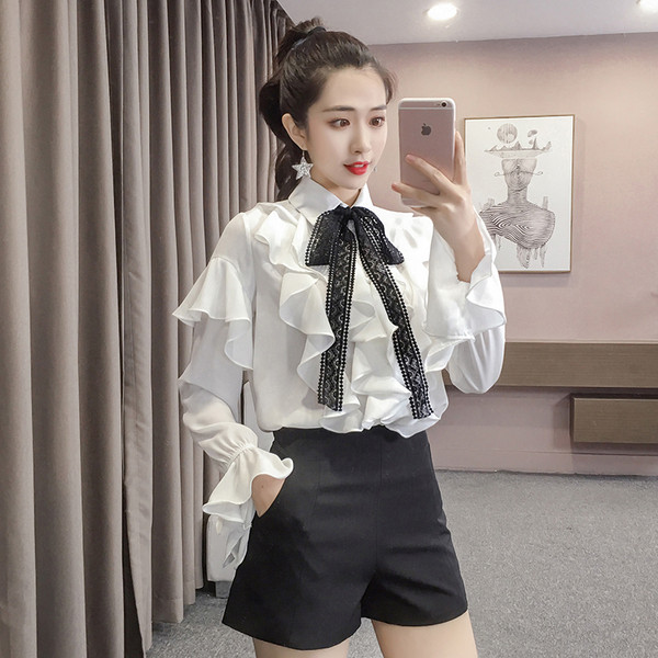 Modern női ing fehér színben, hosszú ujjal és szalaggal