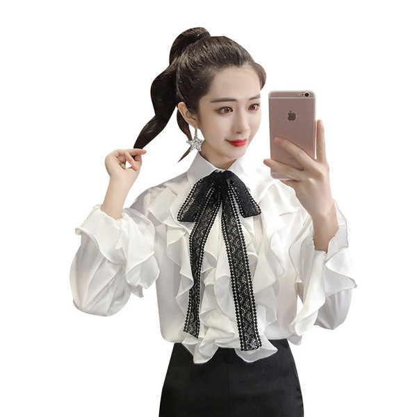 Modern női ing fehér színben, hosszú ujjal és szalaggal