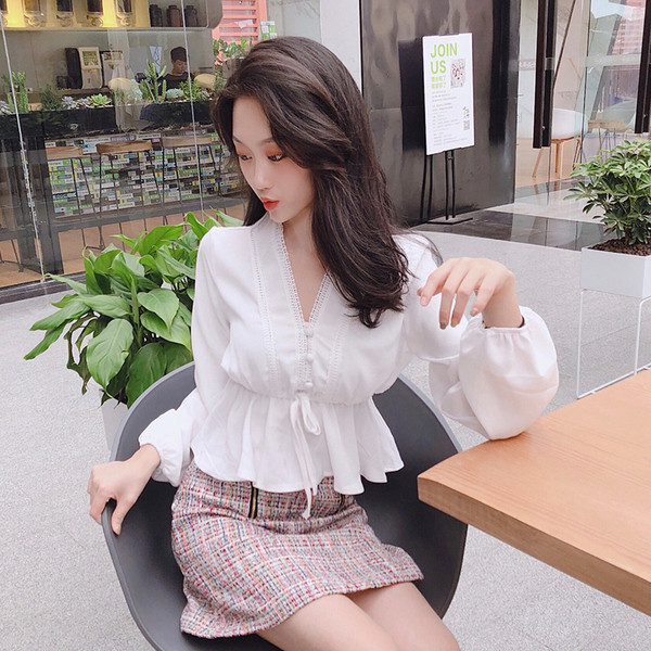 Modern női rövid blúz csipkével és nyakkendővel