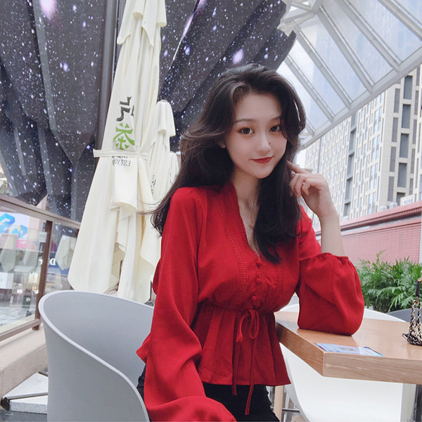 Modern női rövid blúz csipkével és nyakkendővel