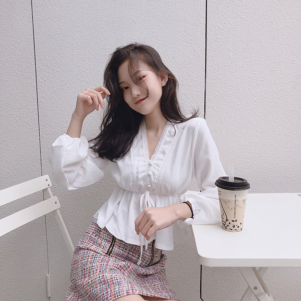 Modern női rövid blúz csipkével és nyakkendővel