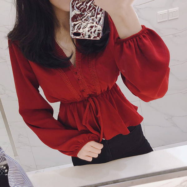 Modern női rövid blúz csipkével és nyakkendővel