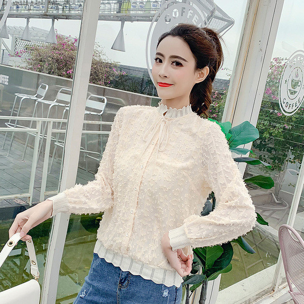 Elegáns, krémszínű női ing gombokkal és szalaggal