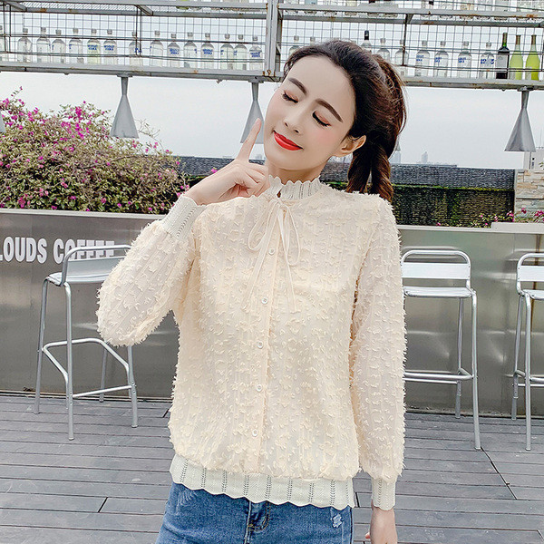 Elegáns, krémszínű női ing gombokkal és szalaggal