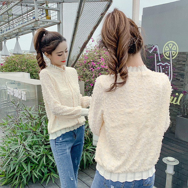 Elegáns, krémszínű női ing gombokkal és szalaggal