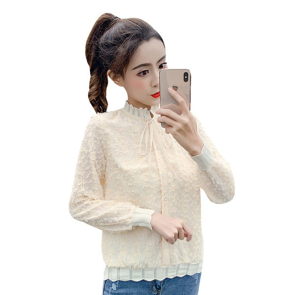 Elegáns, krémszínű női ing gombokkal és szalaggal