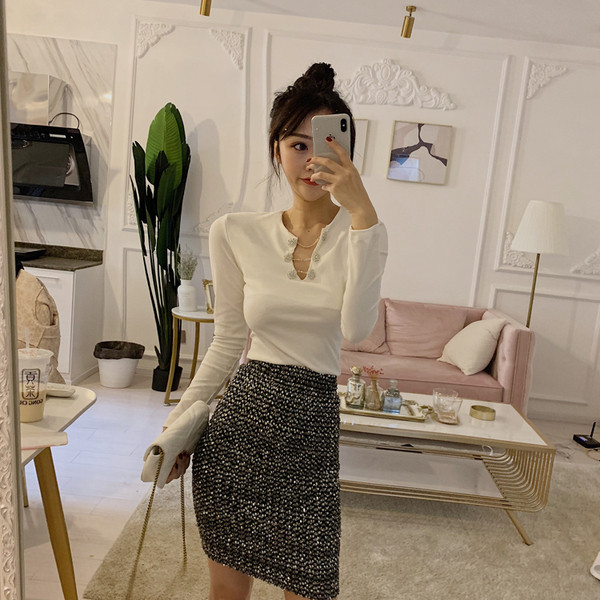 Stílusos női blúz fém elemekkel, két színben