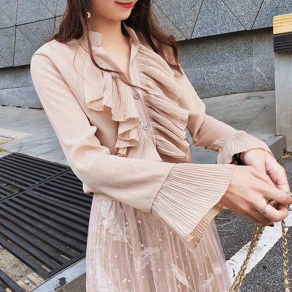 Alkalmi női ing krém és fekete színben V-nyakkal