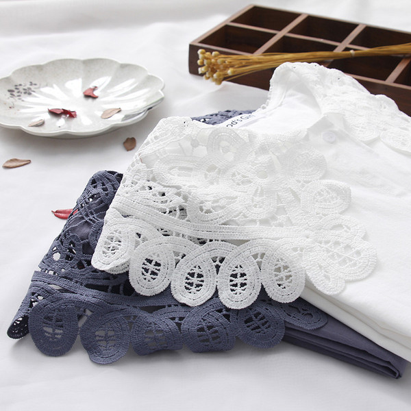 Kék-fehér női alkalmi ing csipkével