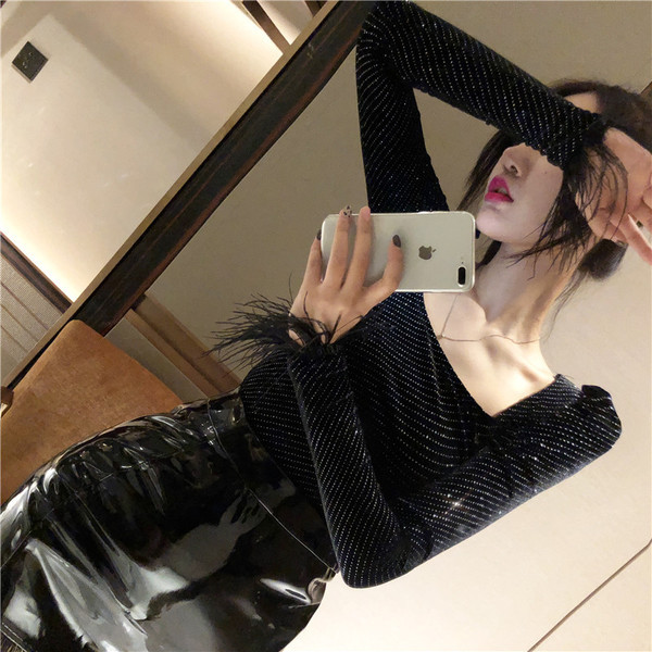 Κομψή γυναικεία γυαλιστερή μπλούζα σε μαύρο χρώμα με μανίκια