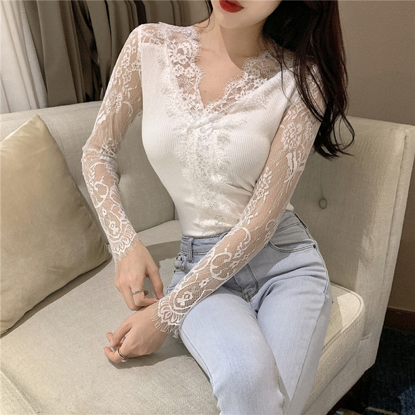 Modern női ing fekete-fehér színben, csipkével és V-nyakkal