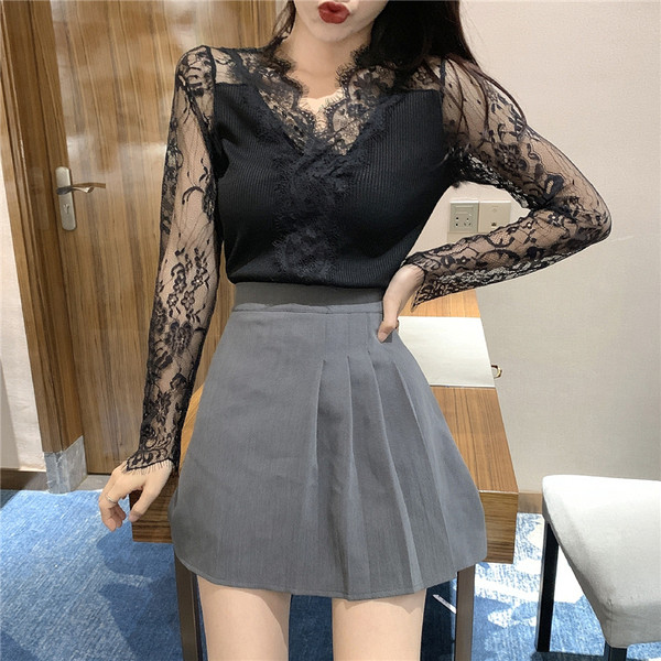 Modern női ing fekete-fehér színben, csipkével és V-nyakkal