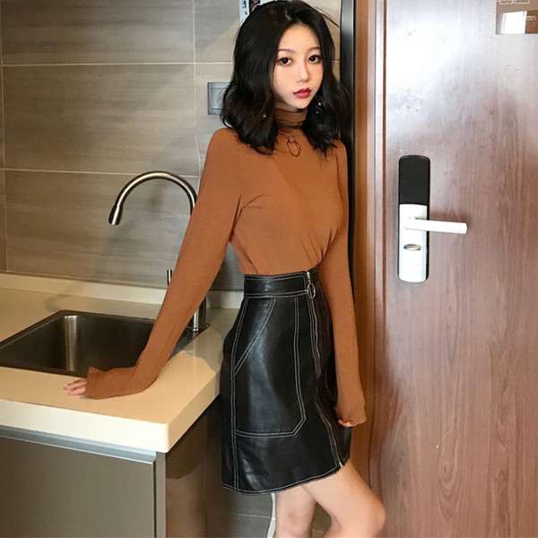 Μοντέρνα γυναικεία μπλούζα σε δύο χρώματα με μεταλλικό στοιχείο