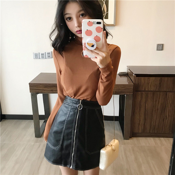 Μοντέρνα γυναικεία μπλούζα σε δύο χρώματα με μεταλλικό στοιχείο