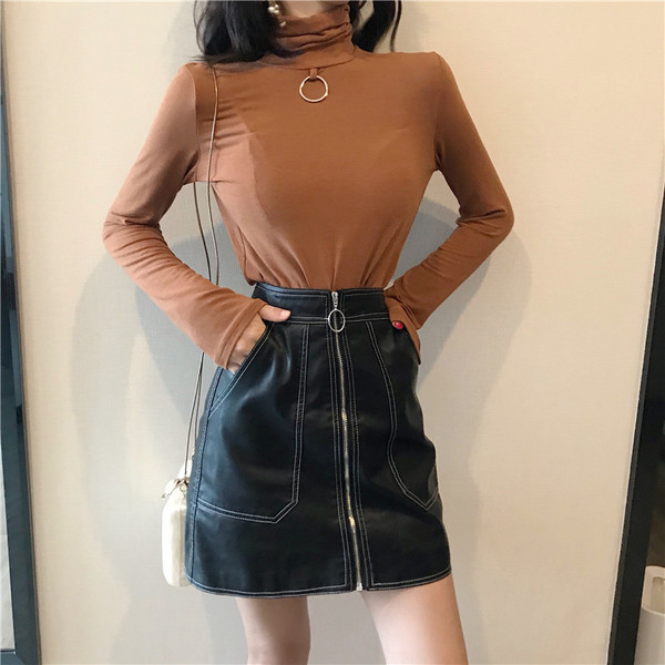 Μοντέρνα γυναικεία μπλούζα σε δύο χρώματα με μεταλλικό στοιχείο