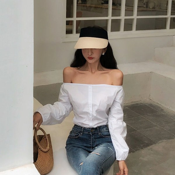 Modern női ing fekete-fehér színben, csupasz vállakkal és gombokkal