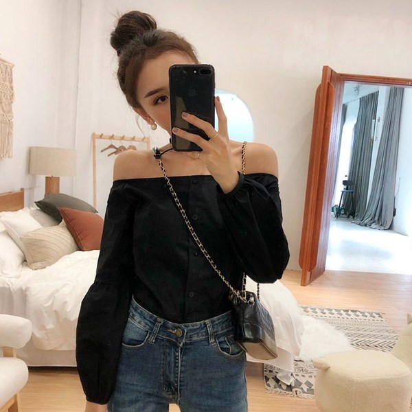 Modern női ing fekete-fehér színben, csupasz vállakkal és gombokkal