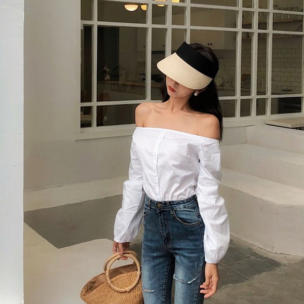 Modern női ing fekete-fehér színben, csupasz vállakkal és gombokkal