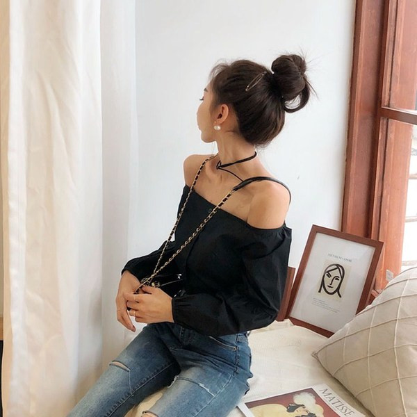 Modern női ing fekete-fehér színben, csupasz vállakkal és gombokkal