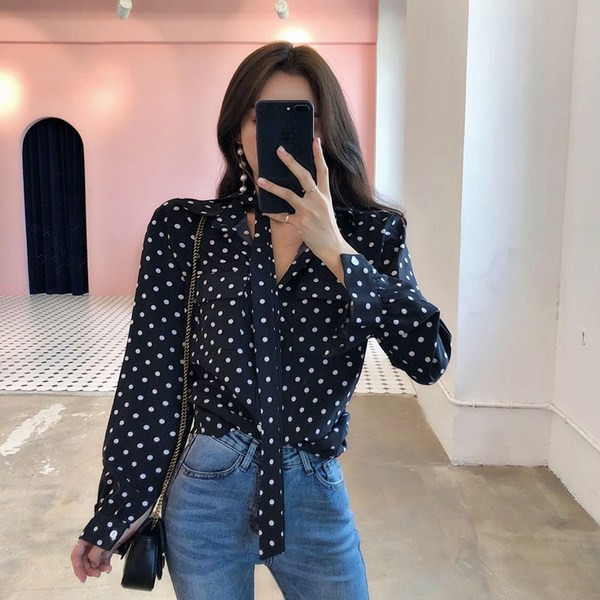 Elegáns, fekete színű, pöttyös női ing V-nyakkal