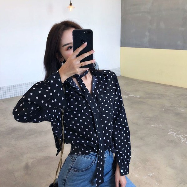 Elegáns, fekete színű, pöttyös női ing V-nyakkal