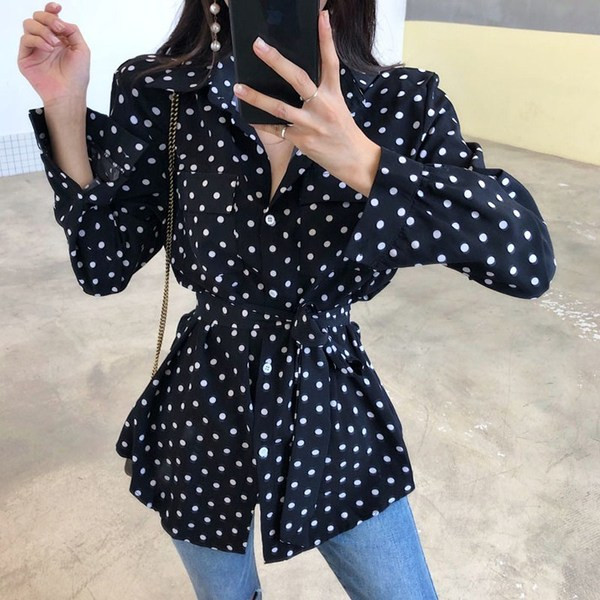 Elegáns, fekete színű, pöttyös női ing V-nyakkal