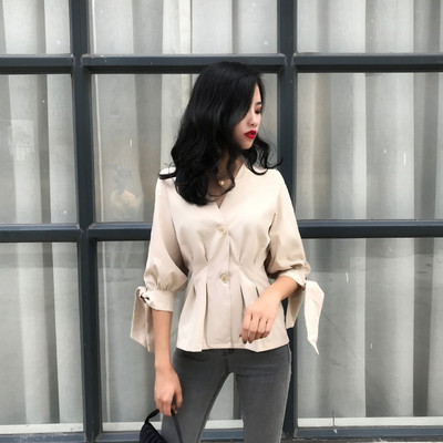 Elegáns női ing 3/4-es ujjal és V-nyakú fehér és krémszínű