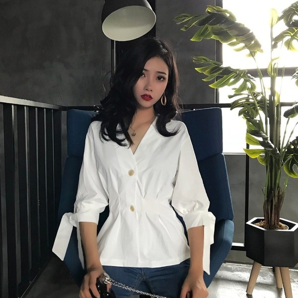 Elegáns női ing 3/4-es ujjal és V-nyakú fehér és krémszínű