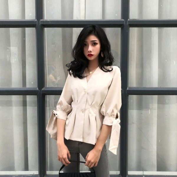Elegáns női ing 3/4-es ujjal és V-nyakú fehér és krémszínű