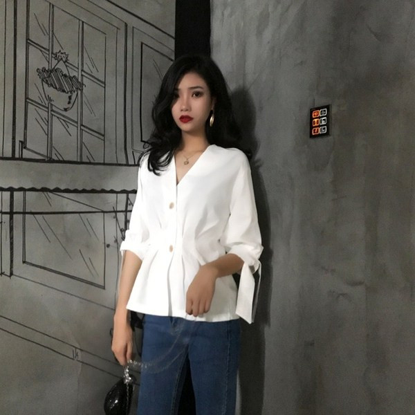 Elegáns női ing 3/4-es ujjal és V-nyakú fehér és krémszínű