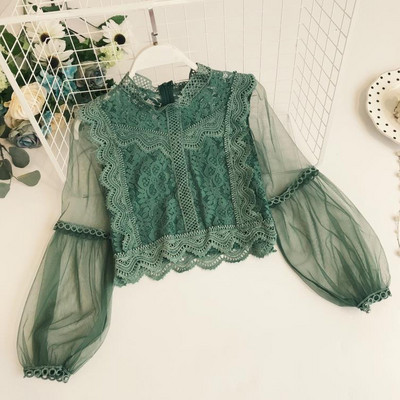 Μοντέρνο γυναικείο πουκάμισο με λαιμόκοψη και δαντέλα σε διάφορα χρώματα