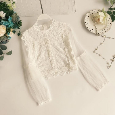 Μοντέρνο γυναικείο πουκάμισο με λαιμόκοψη και δαντέλα σε διάφορα χρώματα