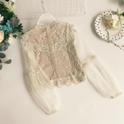 Μοντέρνο γυναικείο πουκάμισο με λαιμόκοψη και δαντέλα σε διάφορα χρώματα